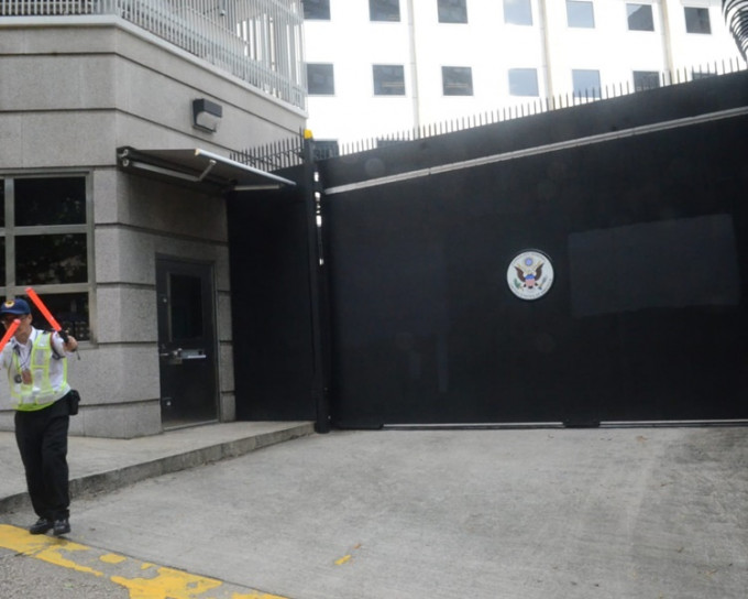 内地男子向美国驻港澳总领事馆正门大闸淋泼黑色漆油