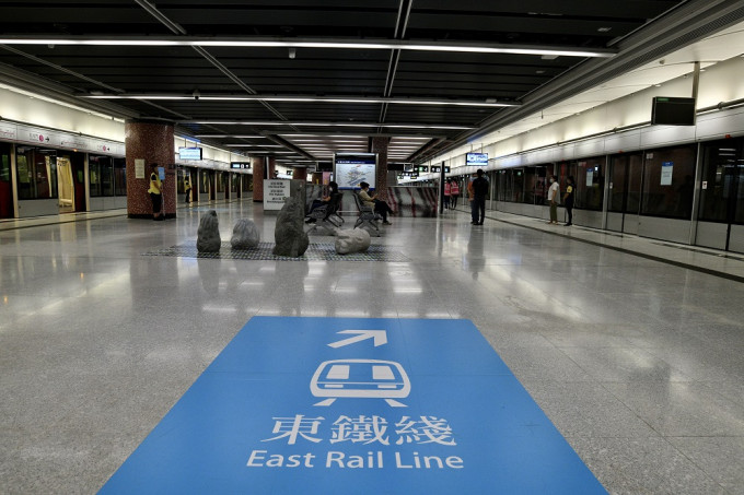 乘客自5月底开始可透过手机应用程式购买东铁綫、屯马綫和东涌綫的「全月通」车票。资料图片