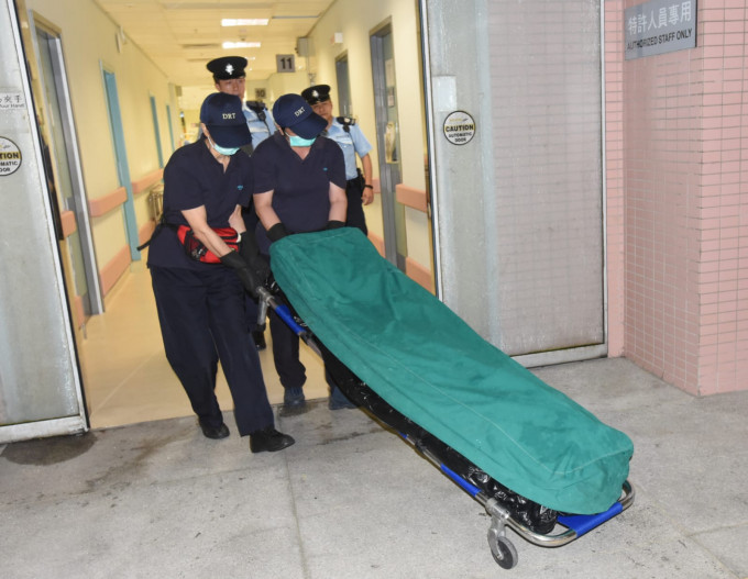 政府总部东翼3楼一名高级督察突然昏迷，送院抢救后不治。