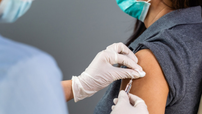 衞生署最近3個月接54宗針後異常報告，14人接種疫苗後疑面癱。資料圖片