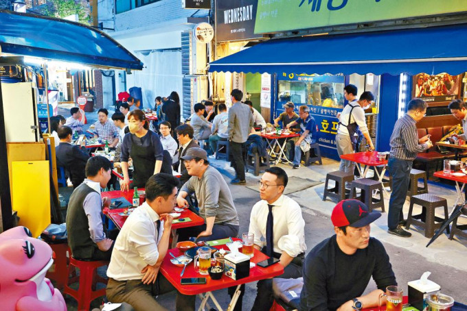 南韓首爾民眾在露天座位用餐。