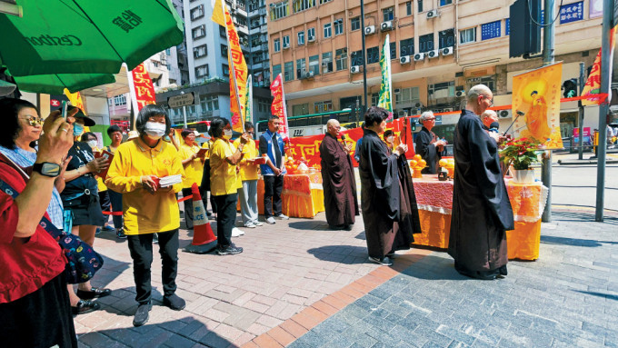 發生火警的華豐大廈業主立案法團安排佛教團體，到大廈外進行超度儀式。