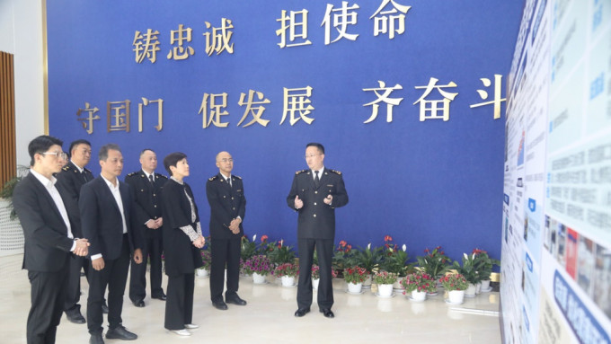 何佩珊（前排左三）在郑州海关关长王军（前排右二）和国家海关总署广东分署副主任冯国清（前排左二）陪同下考察郑州新郑国际机场。