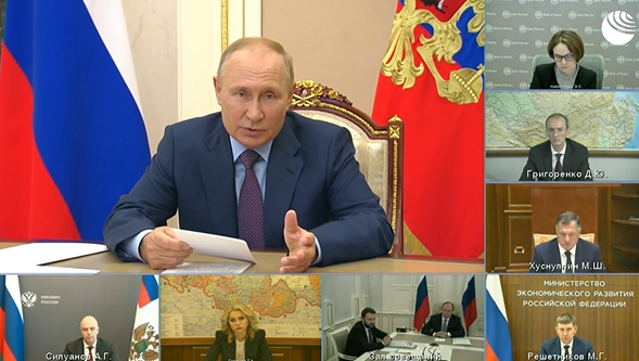 普京与政府官员召开线上经济会议。