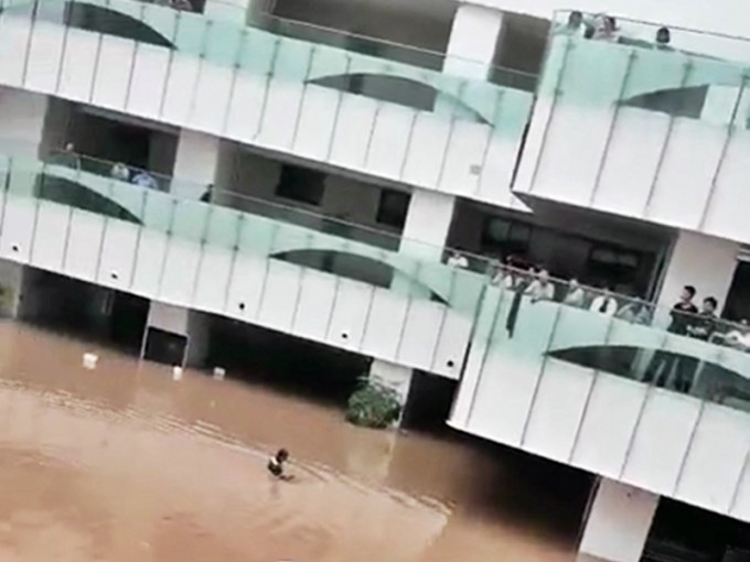 郑州阜外华中心血管病医院因积水未退而被困。网图