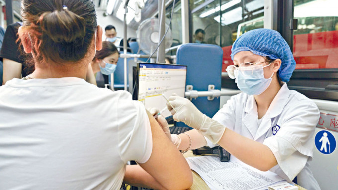  內地防疫政策正從「大規模封控」轉向「推高脆弱人群疫苗接種率」。 新華社