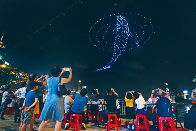晚上无人机表演，更让不少市民对着无人机拼出的海豚、 名画《戴珍珠耳环的少女》等图案欢呼叫好。