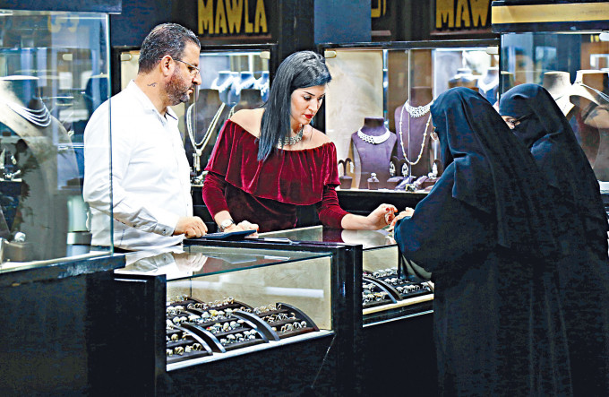 顧客在杜拜國際珠寶節觀賞看鑽飾。