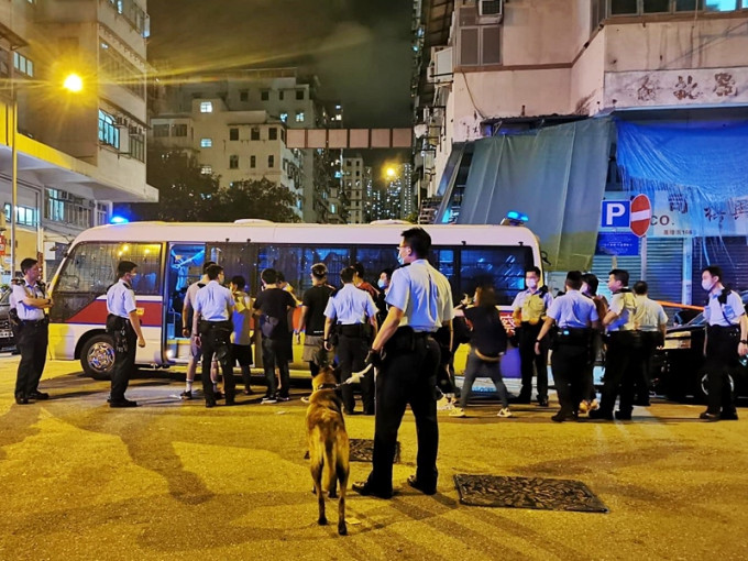 深水埗警区特别职务队探员昨晚于区内进行反非法赌博行动。警方图片