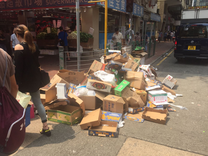 深水埗街市附近滿街廢紙。