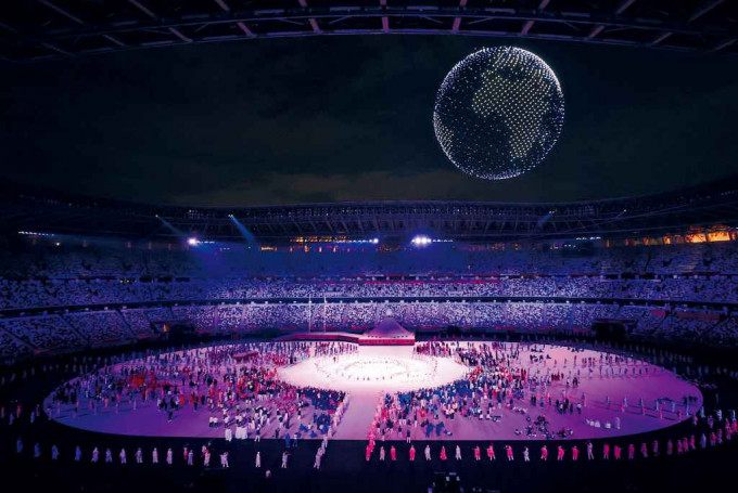 ■东奥开幕礼昨晚举行，一千八百二十四架无人机华丽演出，在场馆上空变幻成一颗旋转的地球。