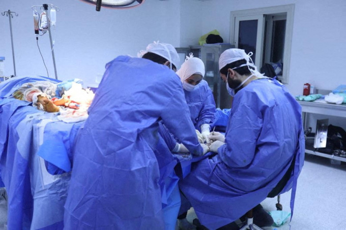 約旦空軍向加沙地帶內的約旦野戰醫院，空投了緊急醫療援助物資。圖為加沙的醫院。路透社
