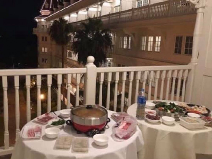 有住客自备炉具及食物在迪士尼酒店房间内的露台打边炉。香港Staycation酒店交流谷fb群组图片