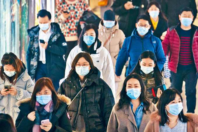 虽多日没有本地病例，北京民众出行仍戴口罩。　