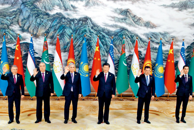 习近平同出席峰会的中亚5国领导人合影。