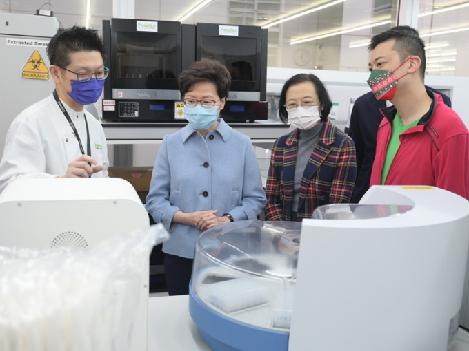 林鄭月娥在陳肇始陪同下到訪五間協助政府推行新冠病毒檢測工作的私營化驗所。