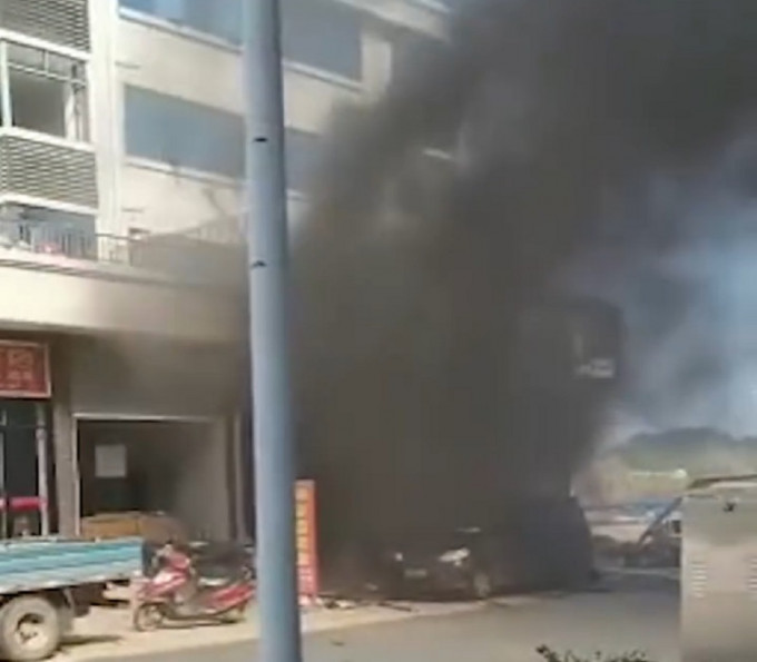 湖南汨罗市餐馆发生爆炸。网上截图