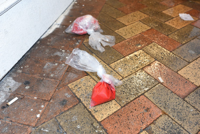九龙城一间竉物店及中医社遭扔红油弹。