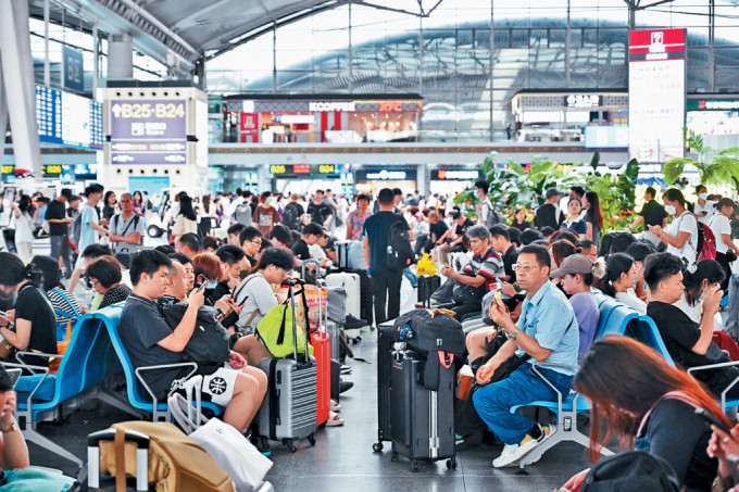 旅客在广州南站候车。