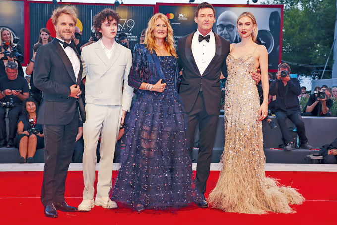 晓治（右二）、Vanessa（右一）等主角为《The Son》在威尼斯出席首映礼。