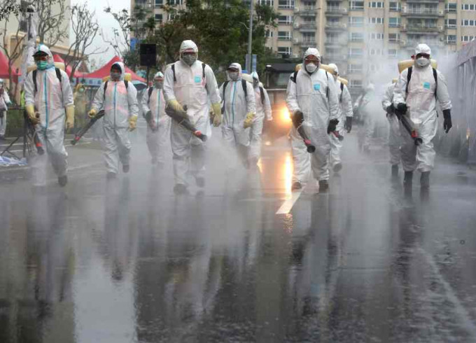 军人协助在台北市街道进行消毒。AP