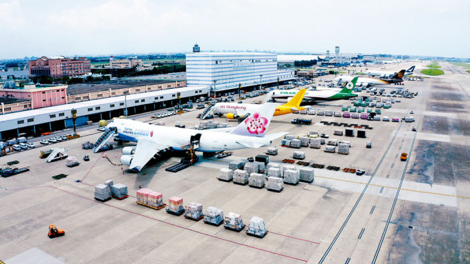 台灣航聯會主席王國安估計，受禁航影響的航班數量不多。