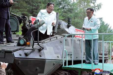 金正恩親自試駕新型多功能裝甲車。美聯社