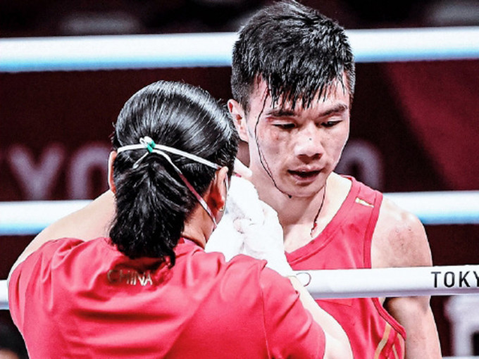 被日选手头撞肘击致血流披面，中国拳手胡建关指裁判不公成牺牲品。