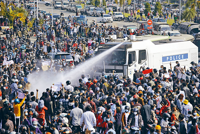緬甸首都內比都警察周一出動水炮車，驅散示威者。　