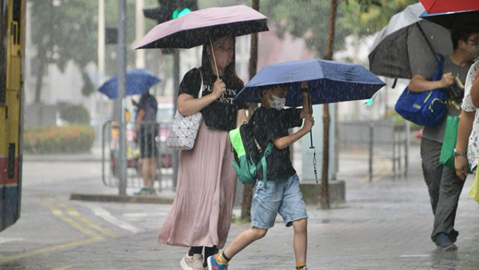 天文台指一道雨带正在本港附近发展，部分地区雨势较大及有狂风雷暴。