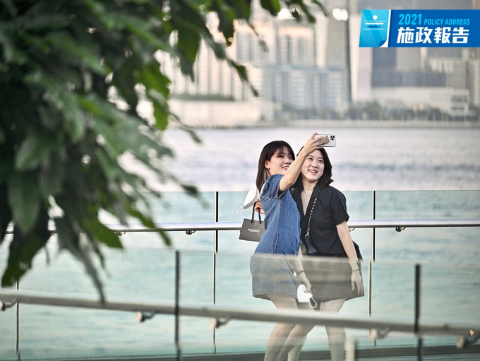 林郑月娥表示，维港海滨引入无栏杆梯级式沿岸设计，让游人无阻隔地欣赏维港景致。