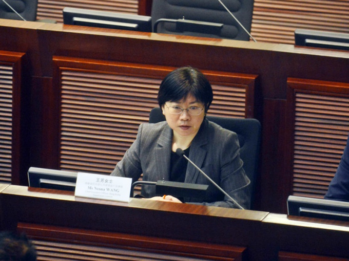 环联资讯香港区行政总裁王芳出席立法会财经事务委员会会议。