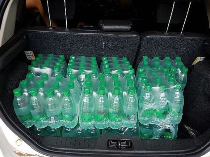 據報，拍攝照片的記者其後與同事購買了大批瓶裝水贈與當地原住居民。（互聯網圖片）