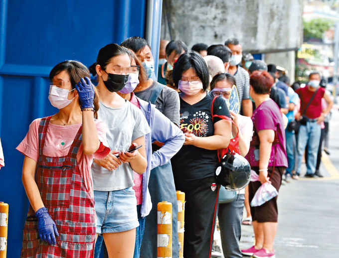 台灣民眾排隊等候接種疫苗。　