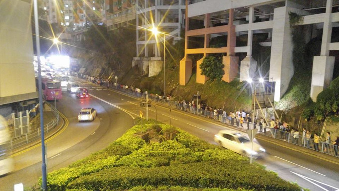 大批市民排队乘搭港铁接驳巴士。网民Desmond Cym/ 香港突发事故报料区