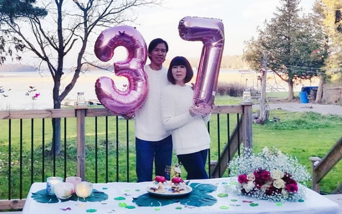 林嘉華與老婆穿上情侶冷衫慶祝結婚37周年。