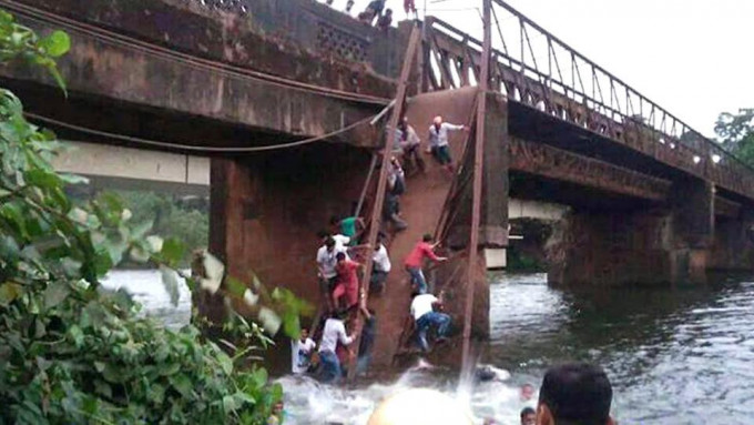 印度一名女子自杀引围观，行人桥不胜负荷倒塌一死30人失踪。网上图片