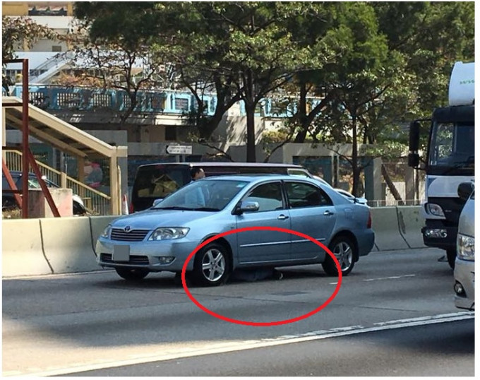 一名途人被捲入車底等待救援圖:香港交通突發報料區