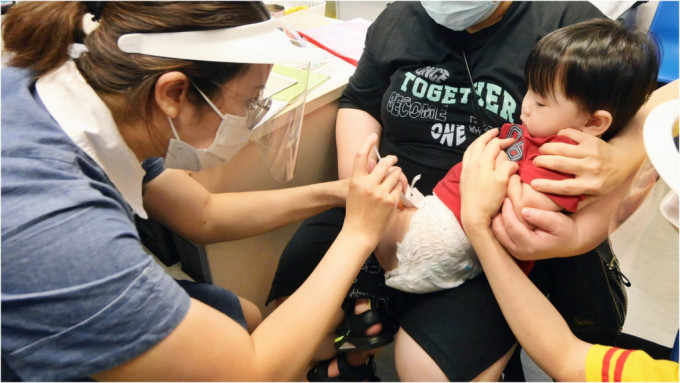 港府提醒家长尽快带子女在入冬前打齐3针新冠疫苗。