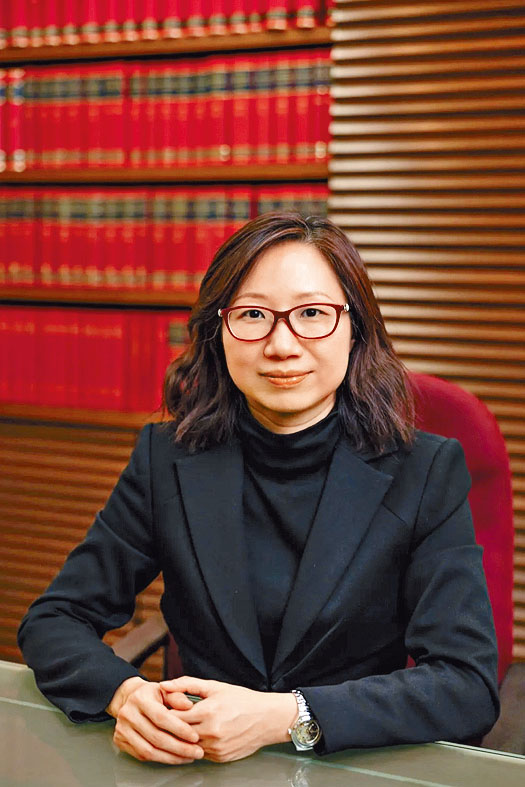 黃瑞紅於二〇〇二年，成為香港執業大律師。