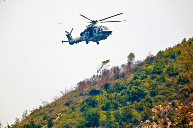 政府飛行服務隊直升機到達昂坪，救起1名疑中暑不適男子。