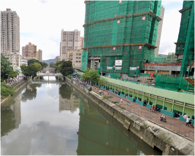 林鄭月娥指，興建連接西鐵朗屏站至元朗市中心高架行人天橋的計畫有地區需求。