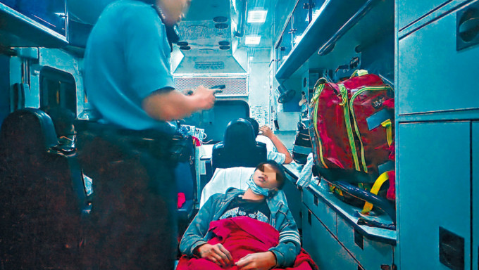 遭禁锢及袭击的受伤青年被送往医院治理。