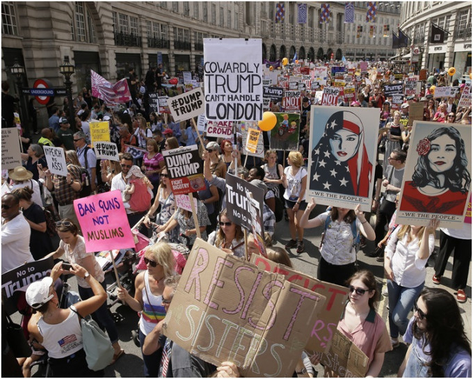 数以十万计的示威者在伦敦市中心参加游行。AP