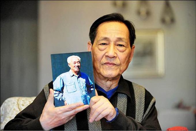 鮑彤在北京家中拿著趙紫陽照片接受媒體訪問。互聯網