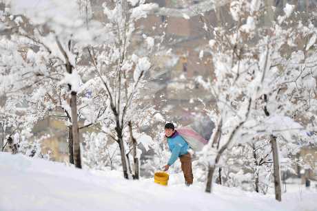 阿富汗连续数日下大雪。新华社