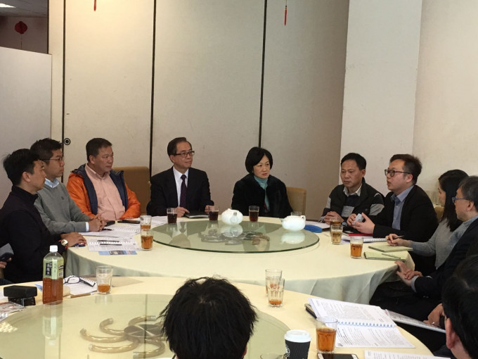 叶刘淑仪与「政府纪律部队人员总工会」执行委员会会面。
