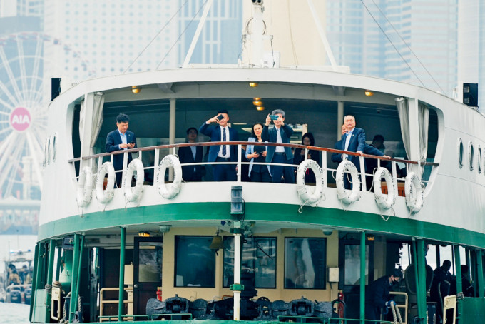 代表团离港前欣赏本港的特色，乘船游览维港。