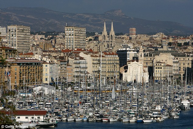 马赛是法国第二大城市和第三大都会区，位于地中海沿岸，原属于普罗旺斯省。