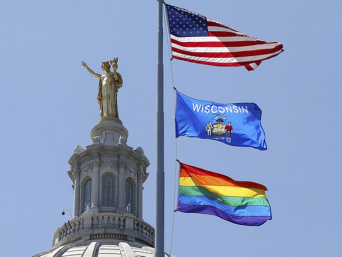 美國威斯康辛州州議會大樓周五首次懸掛象徵同性戀的彩虹旗，引起激烈爭議。 AP圖片